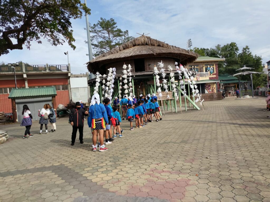 少年們穿著族服在少年會所前排隊