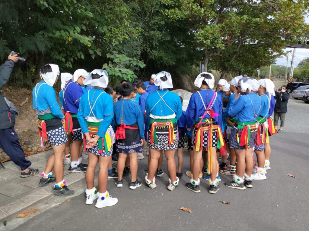少年們圍著大石頭的背影