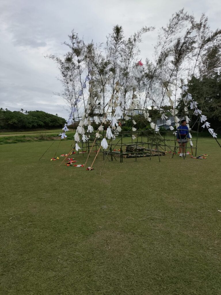 綁滿白色布條的竹架