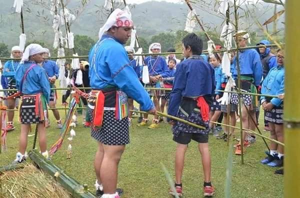 南王少年年祭，少年會所的少年穿著族服接受杖臀訓戒