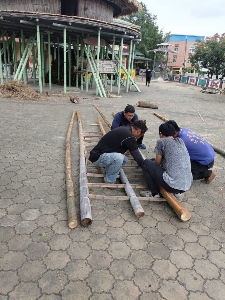 蹲在地上固定竹梯