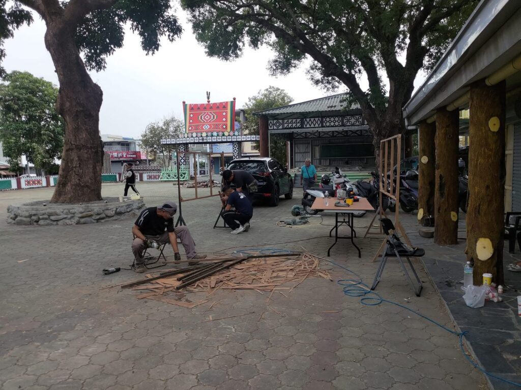 在會所前的廣場做木框