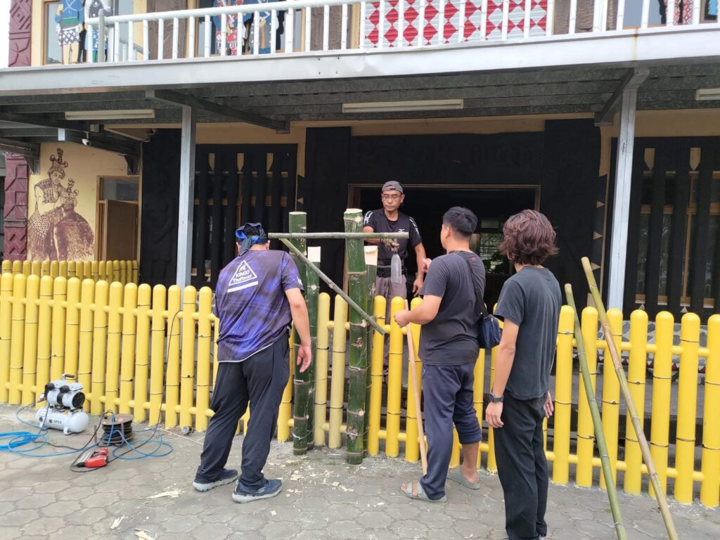 在會所前搭竹架