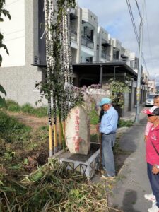 男巫師在「普悠瑪部落 南王 南門」石碑前