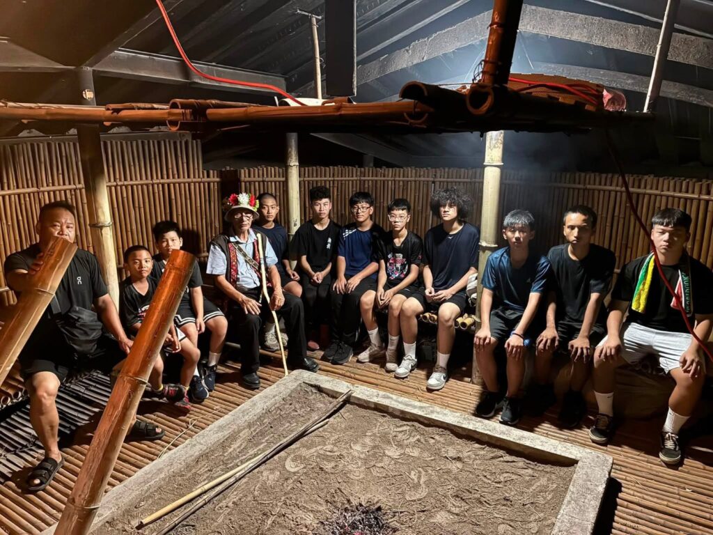 長老和少年們坐在少年會所樓上的火塘邊